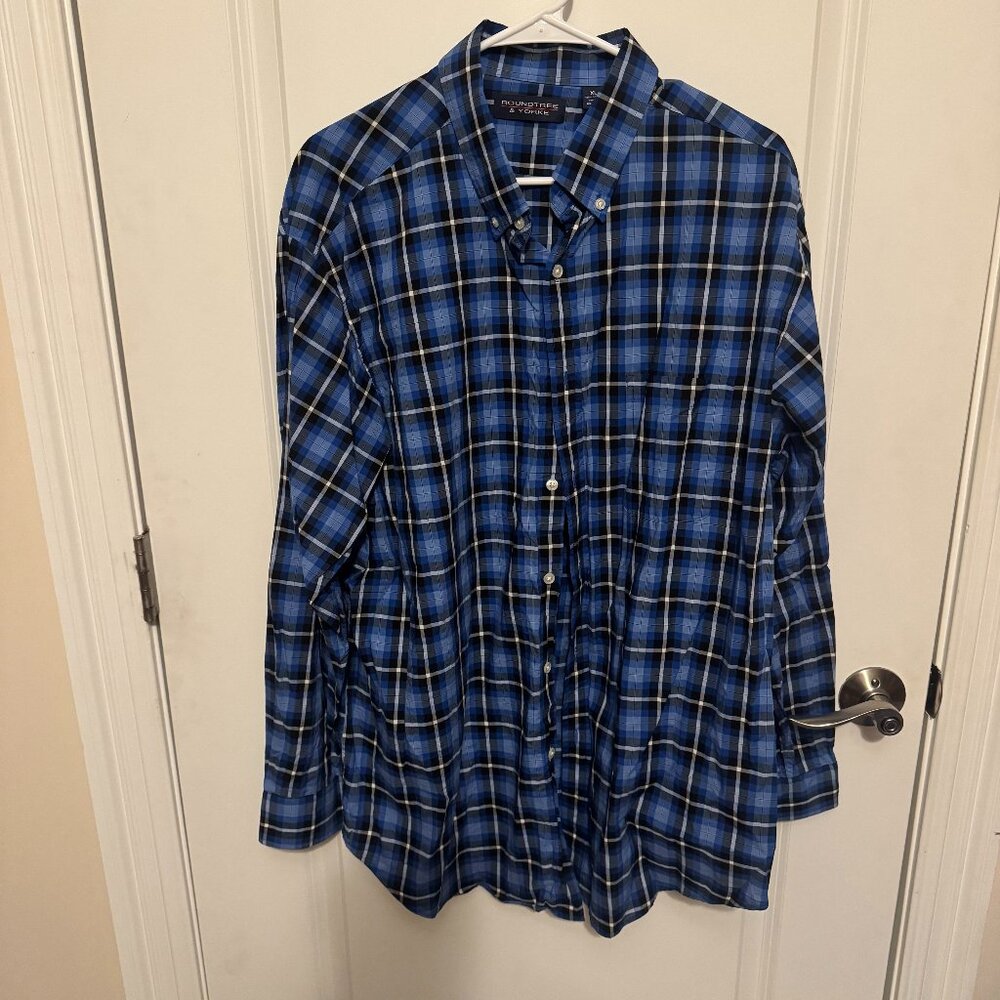 Men's Blue plaid long sleeve button down shirt in XL.